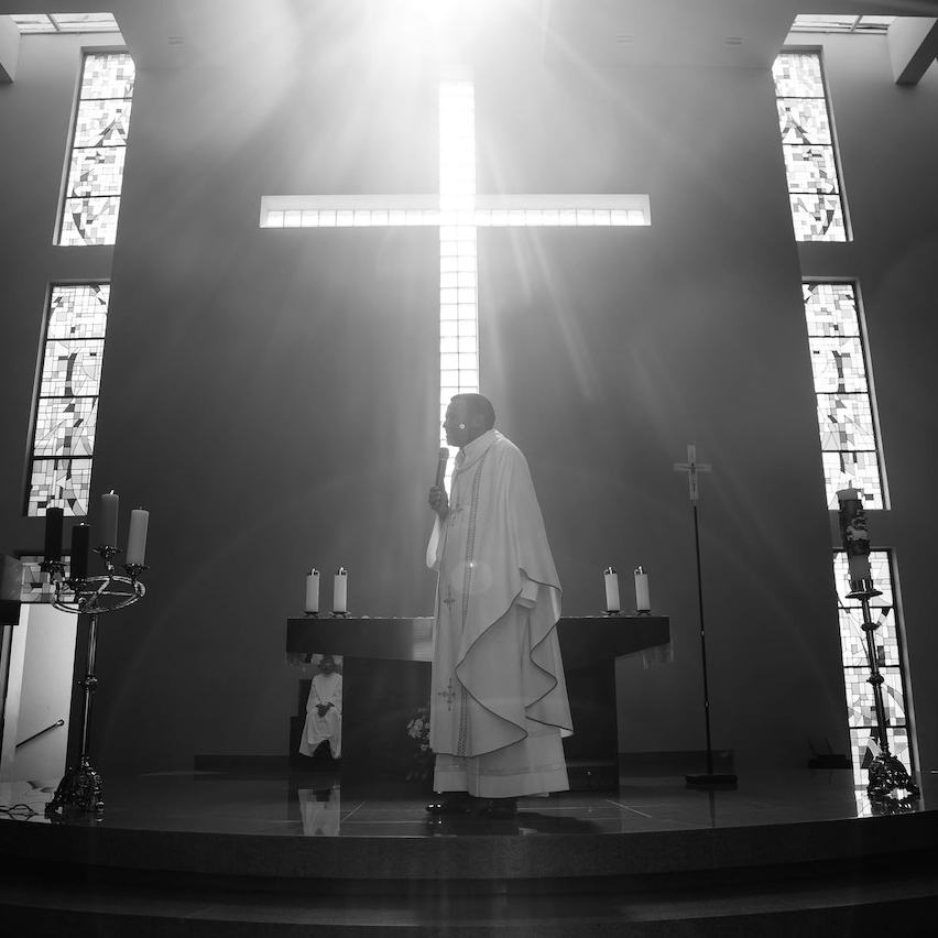 Gli italiani scelgono funerali religiosi