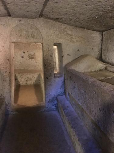 Interno di una tomba etrusca a Cerveteri